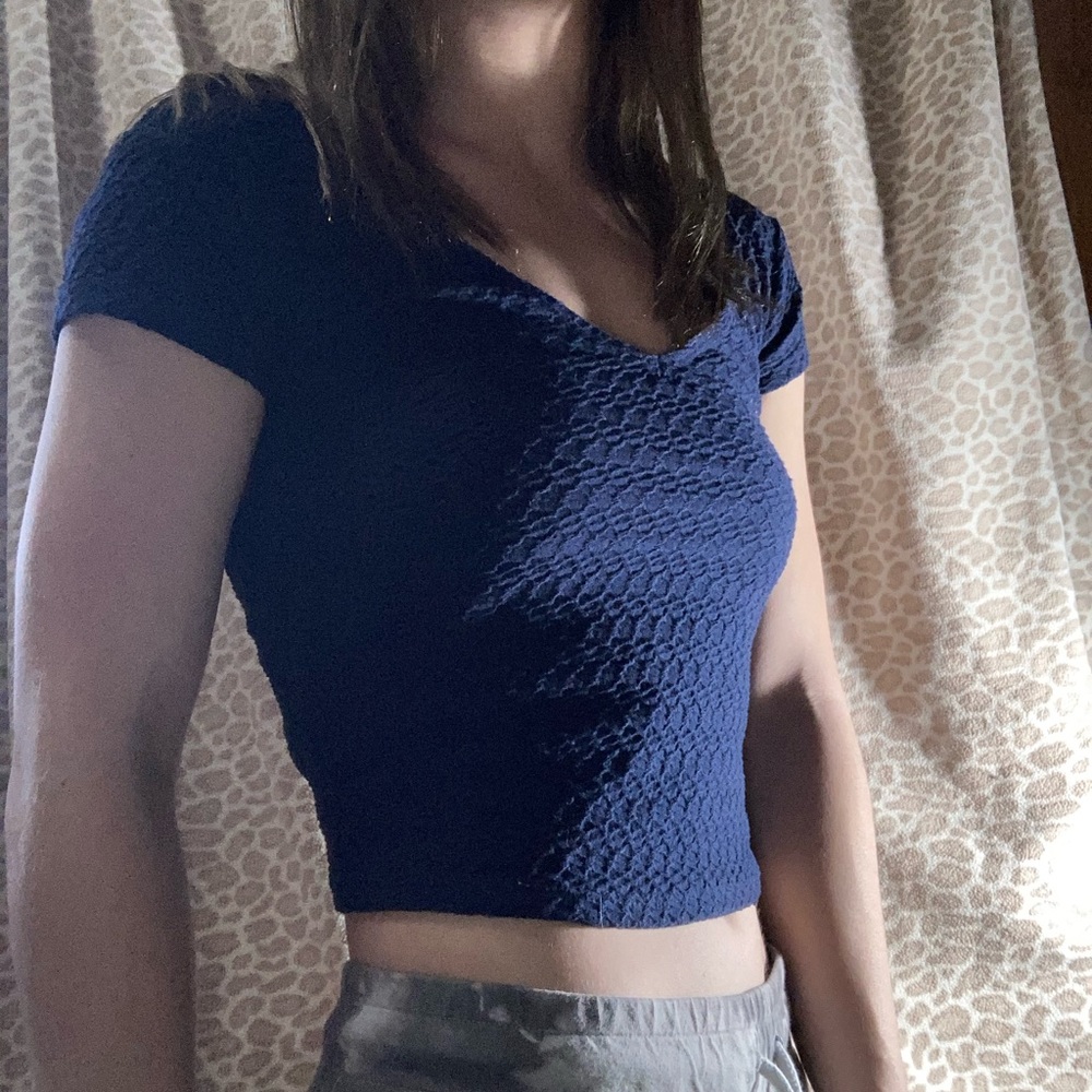 Navy blue cropped t-shirt